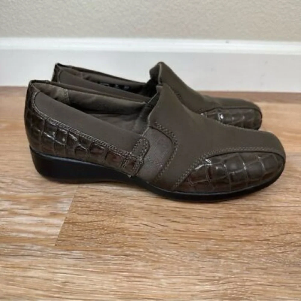 Clarks Womens Brown Croc Embossed Slip On Loafers Low Wedge Shoes Comfort‎